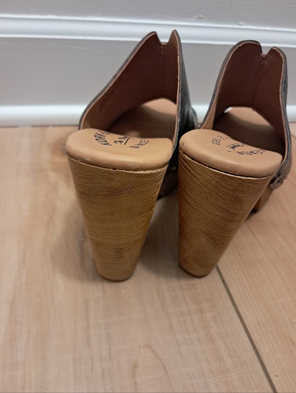 Kork-Ease Heeled Clogs Women's 6 Leather Platform Peep Toe Danika Studded Wood - Picture 4 of 6